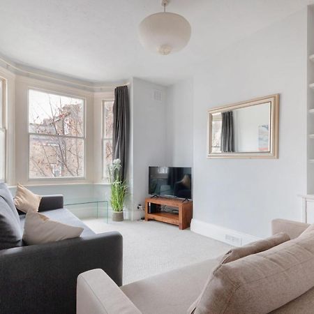 1 Bed Clapham Junction Apartment Лондон Екстер'єр фото