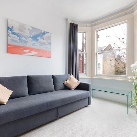 1 Bed Clapham Junction Apartment Лондон Екстер'єр фото