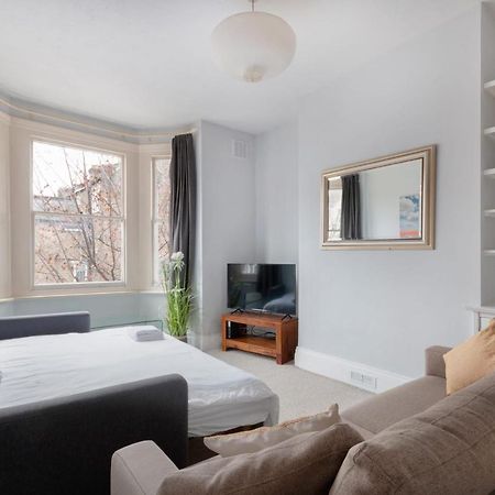 1 Bed Clapham Junction Apartment Лондон Екстер'єр фото