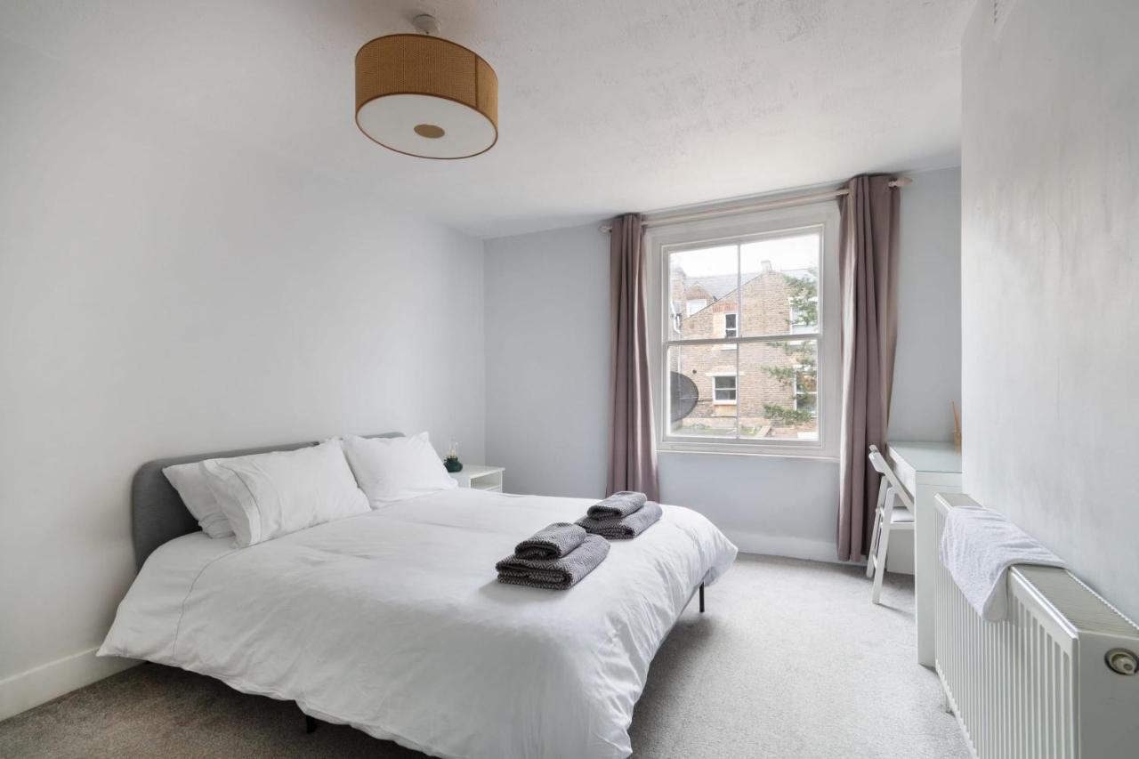 1 Bed Clapham Junction Apartment Лондон Екстер'єр фото