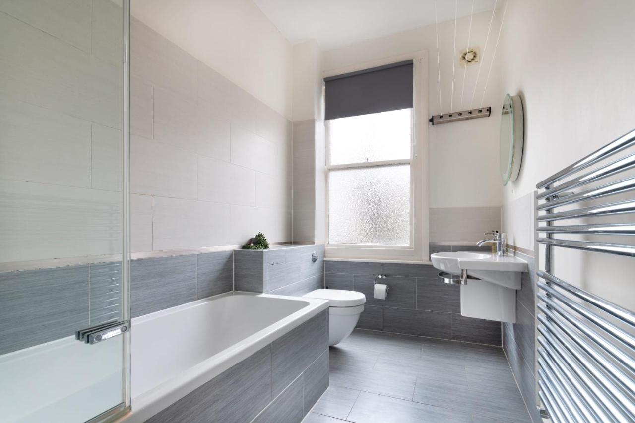 1 Bed Clapham Junction Apartment Лондон Екстер'єр фото