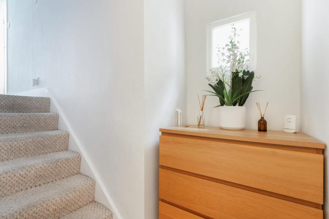 1 Bed Clapham Junction Apartment Лондон Екстер'єр фото