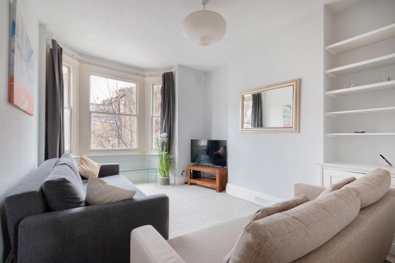 1 Bed Clapham Junction Apartment Лондон Екстер'єр фото