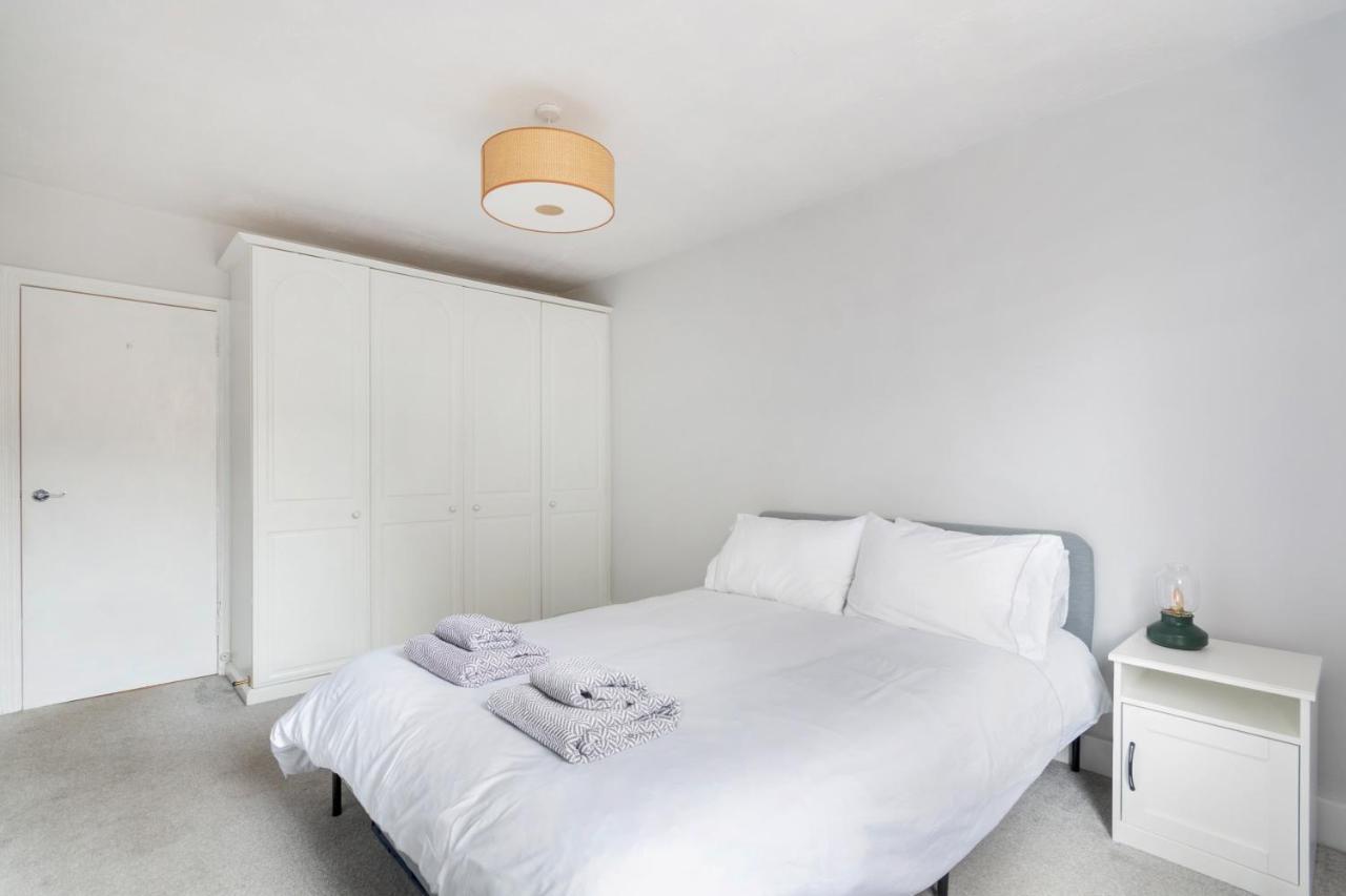 1 Bed Clapham Junction Apartment Лондон Екстер'єр фото