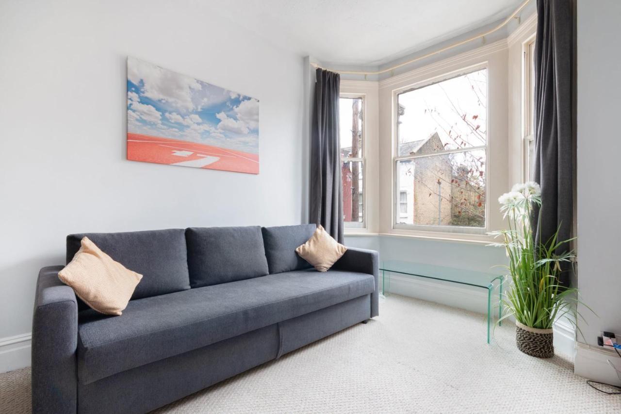 1 Bed Clapham Junction Apartment Лондон Екстер'єр фото