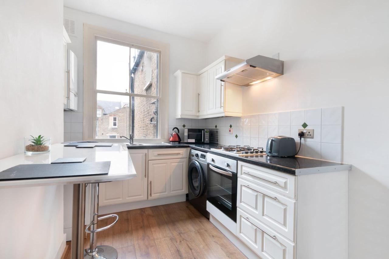 1 Bed Clapham Junction Apartment Лондон Екстер'єр фото